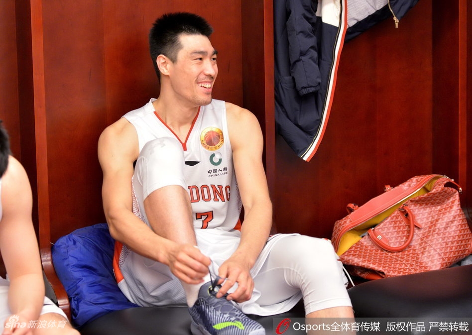 更衣室里丁彦雨航光着膀子还在擦汗，脸上写满了疲惫与坚定