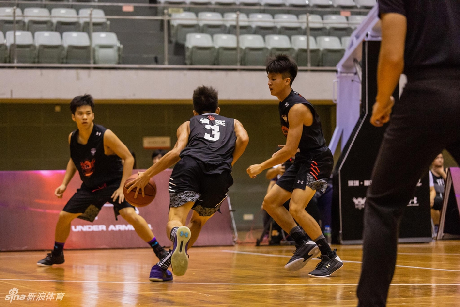 2018“粤港澳大湾区”高中篮球挑战赛8月5日下午在深圳福田体育公园落幕，王仕鹏为深圳最强高中生邹阳颁奖。