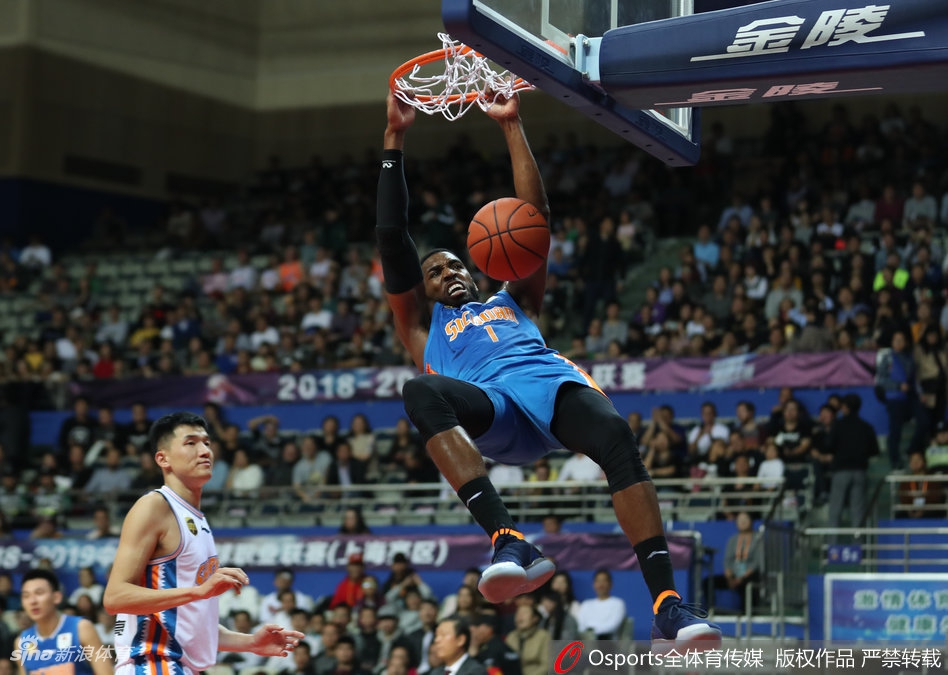 斯科拉用梦幻脚步晃开防守，以标志性的动作将球稳稳放入篮筐