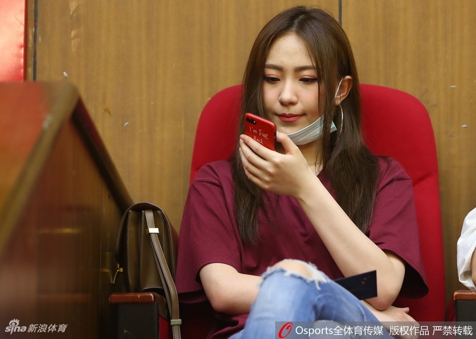 一位妆容精致的广厦女球迷，在胜利瞬间忘情欢呼，喜悦之情溢于言表，眼中闪烁着激动的光芒