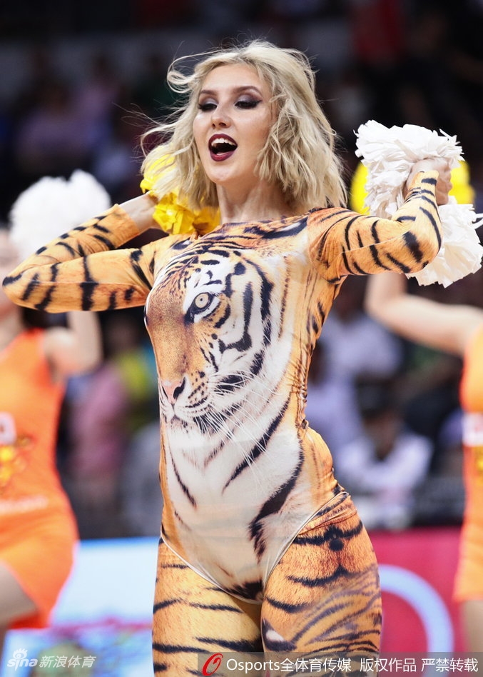 即使是静态的照片，也能感受到虎女郎舞动的韵律感，仿佛下一秒她就要随着音乐跃动起来