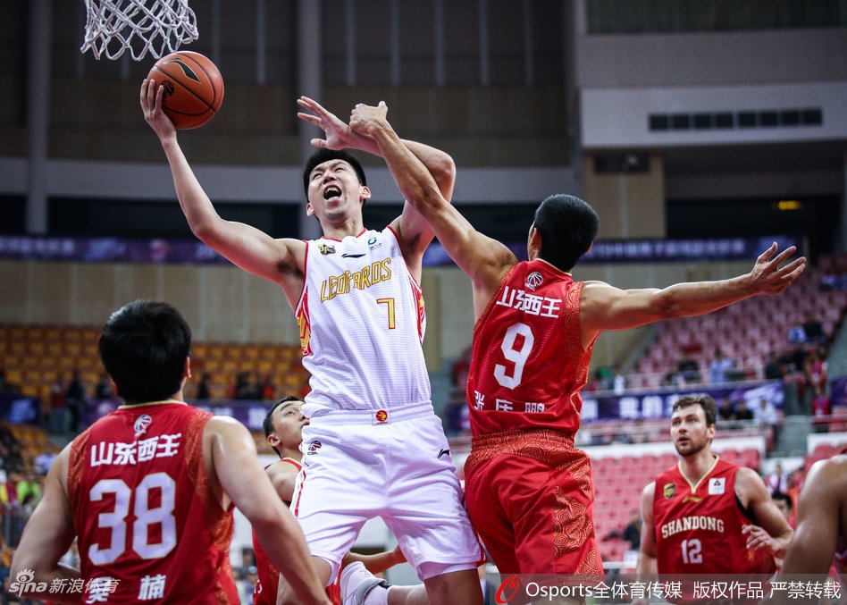 深圳顾全在三分线外果断出手,皮球在空中划出一道完美的彩虹弧线,应声入网,精准狙击了对手的反扑气焰。