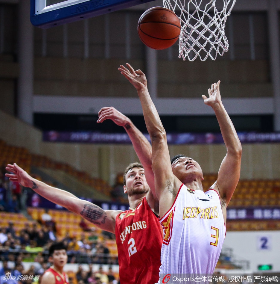 深圳主帅在场边激情指挥,手势坚定有力,他的运筹帷幄是球队今晚打出华丽进攻和坚固防守的幕后英雄。