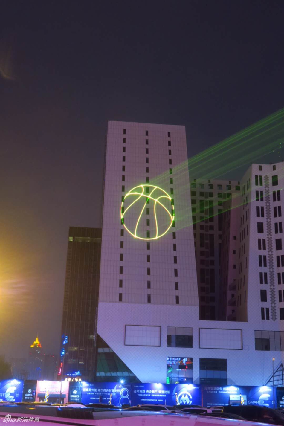 巨大的楼体屏幕上，金色的“冠军”二字熠熠生辉，配合着辽宁男篮的队徽，仿佛在提前宣告一个新时代的开启。