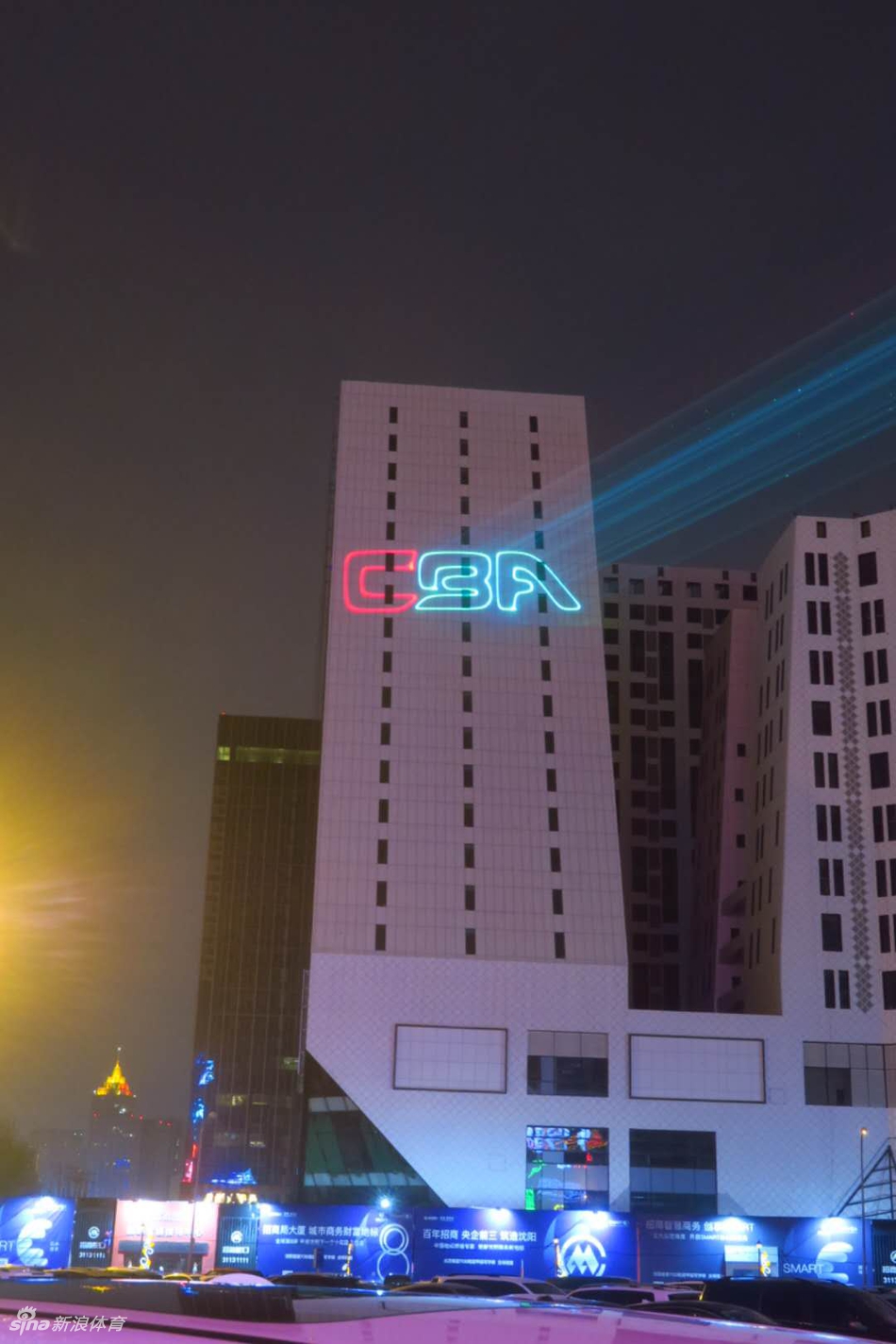 激光投射出的郭艾伦运球剪影，生动地刻画了他在场上如闪电般的突破英姿，光影与真人仿佛在这一刻重合。