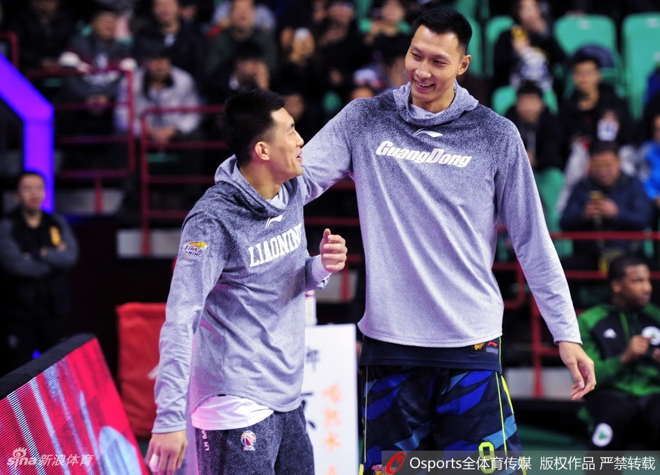 外援哈德森手感火热，高高跃起干拔三分，篮球在空中划出一道美丽的弧线，仿佛点燃了辽宁队进攻的熊熊烈火。