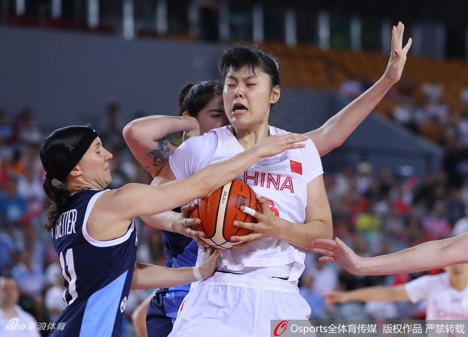 中国女篮队员在三分线外自信出手，篮球在空中划出完美弧线，对手只能望球兴叹。