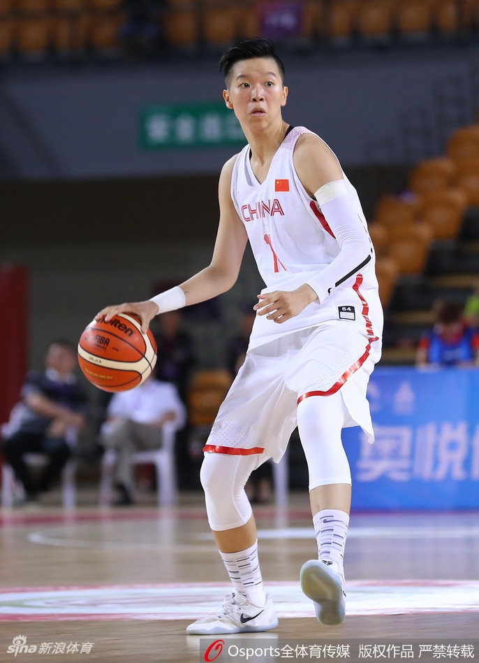 赛后，中国女篮姑娘们围成一圈，击掌相庆，脸上洋溢着胜利后喜悦而自信的笑容。