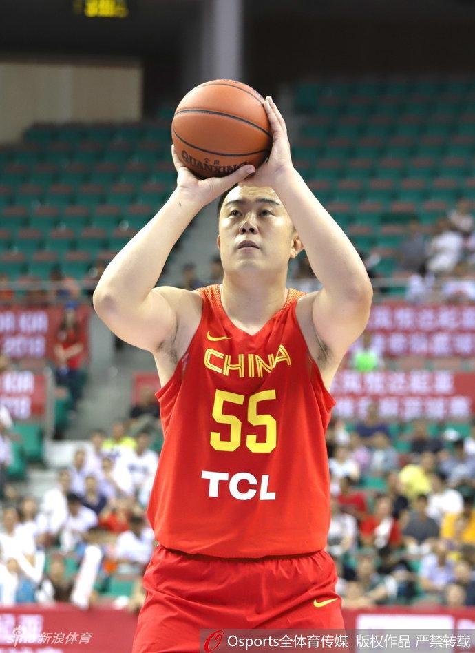 任骏飞在乱战中高高跃起,试图在对方长臂干扰下拼抢下前场篮板