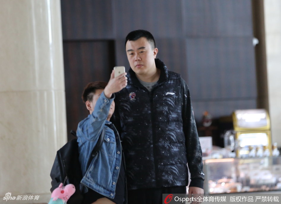 几名年轻的辽宁女球迷聚在一起，对着镜头比出胜利的手势。她们的脸上贴着辽篮的贴纸，眼中满是自豪与喜悦。对于年轻的她们来说，这个夜晚将成为青春记忆中最闪亮的片段。