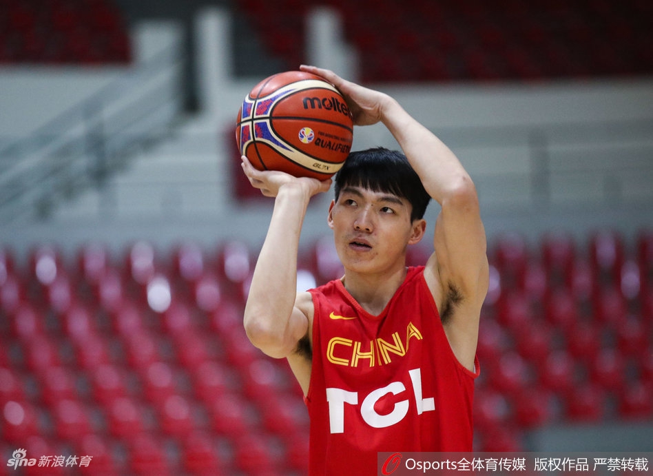 主教练李楠在训练场边双手抱胸,目光如炬地注视着场上球员的一举一动,他正利用宝贵的赛前合练机会,将战术理念传达给这支全新的年轻队伍。