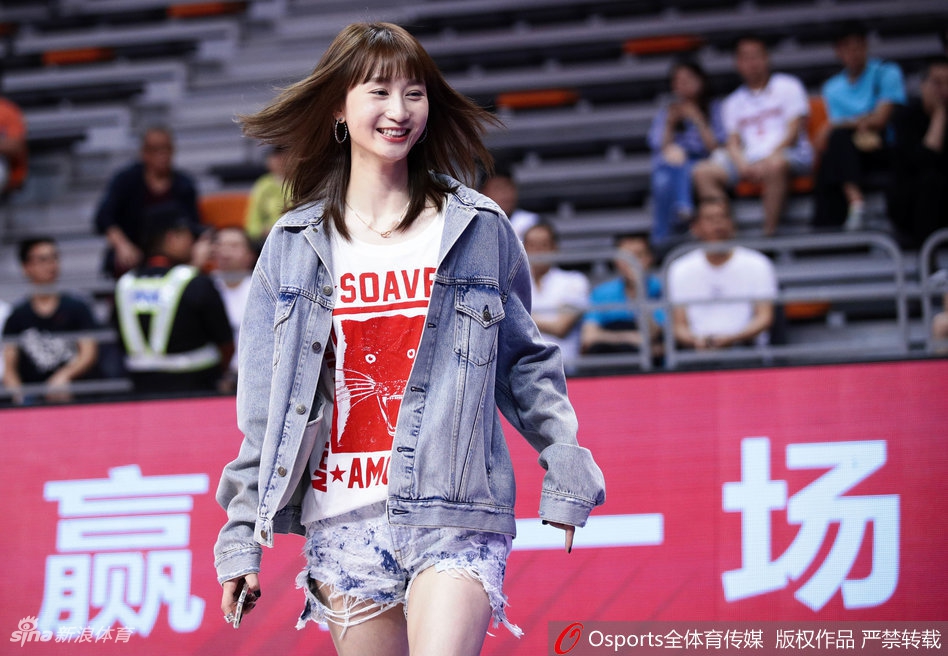 转播镜头下，刘美精致的侧脸轮廓分明，她微微抿嘴，双手置于身前，那份安静的力量与赛场上的激烈对抗形成了极具戏剧性的温柔反差。