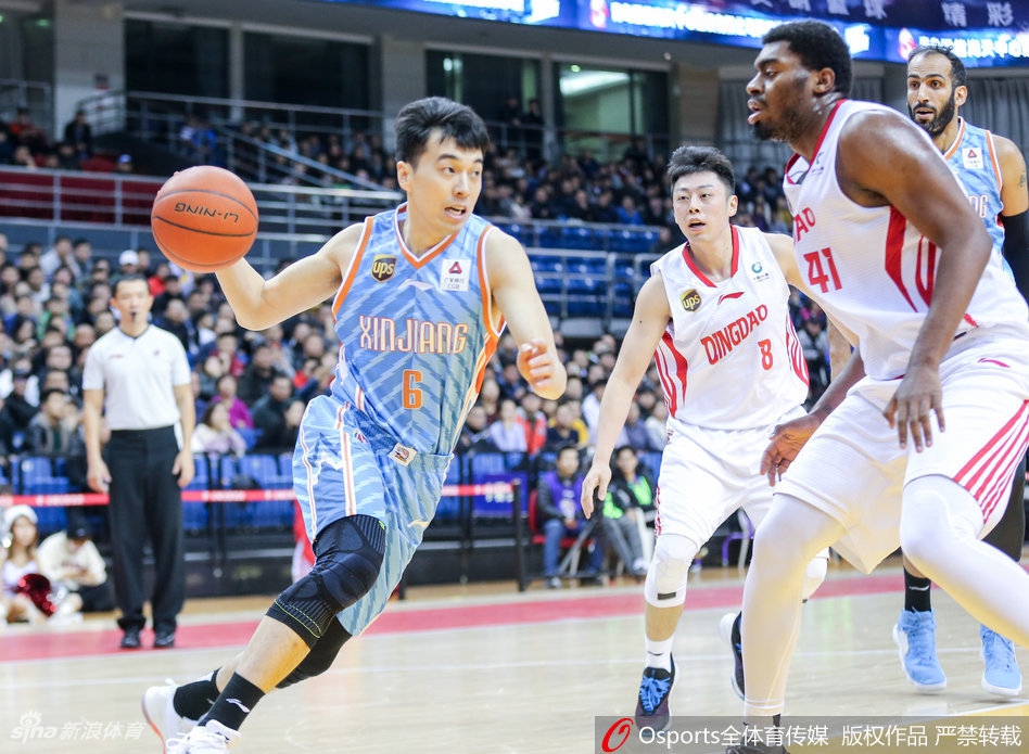 弗雷戴特迎着福建队两人的扑防强行出手三分，皮球在空中划出一道美丽弧线