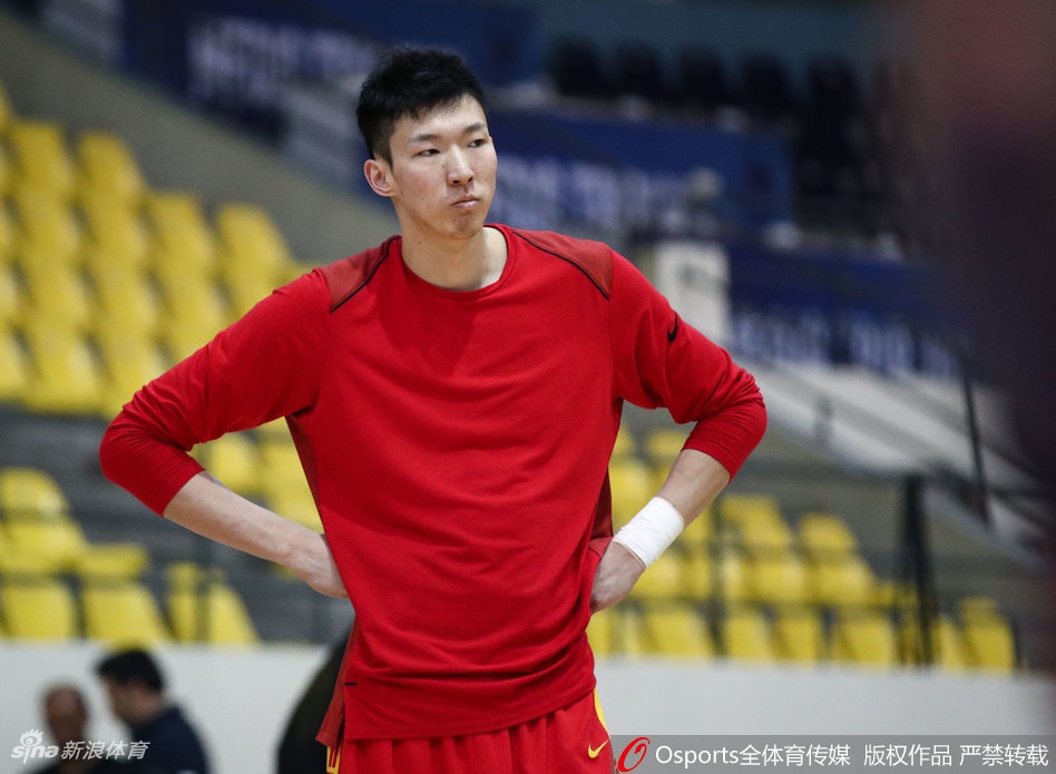 在对抗训练环节,阿不都沙拉木持球面对防守,表情坚毅果断,他灵活的跑位和全面的技术将是这支男篮在锋线上的重要武器。