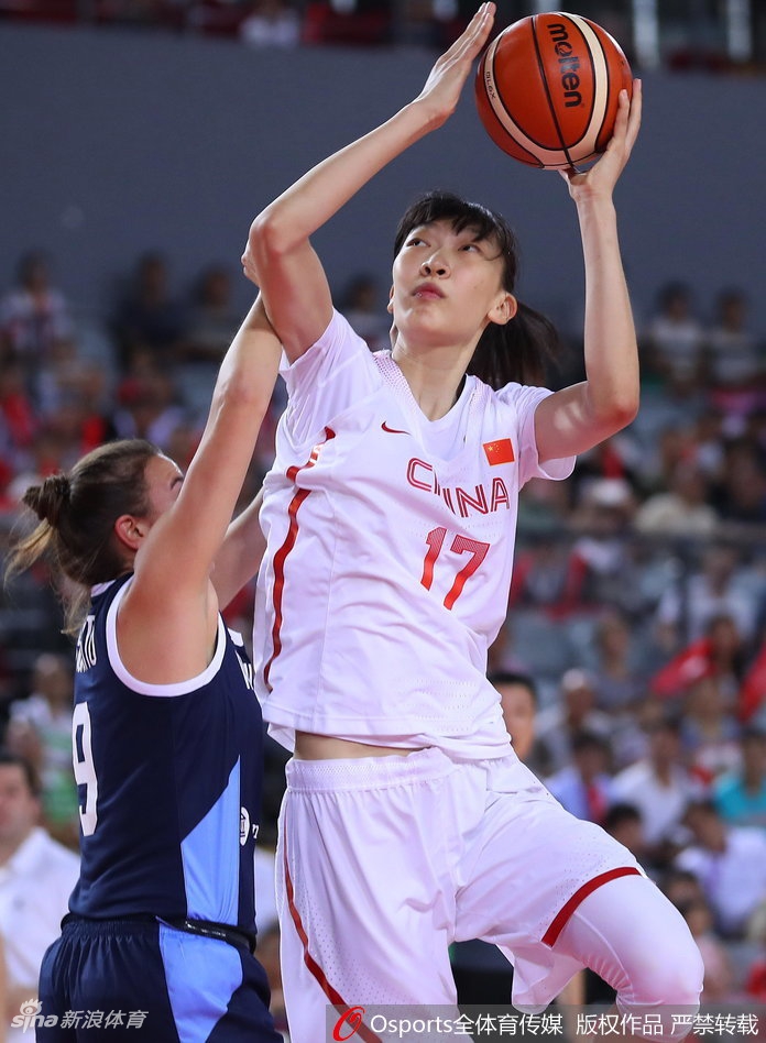 李梦在严密防守下强行突破，眼神坚毅，身姿矫健，如一把尖刀直插阿根廷队腹地。