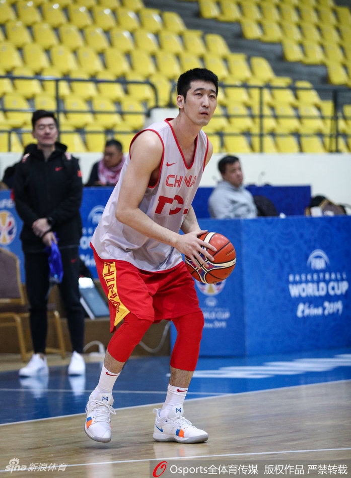 年轻后卫郭昊文在训练中运球穿越全场,这位首位00后国手脚步轻盈、充满灵性,他的表现承载着人们对中国篮球未来的无限遐想。
