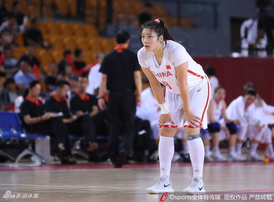 韩旭在内线高高跃起，轻松将球放入篮筐，面前阿根廷防守队员的身高差距一目了然。