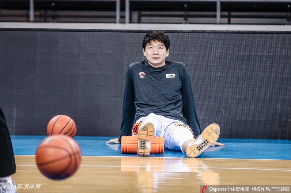 深圳队全体球员围拢成一圈互相鼓劲，团结一心的气势仿佛烈火般燃烧，准备迎接即将到来的恶战。