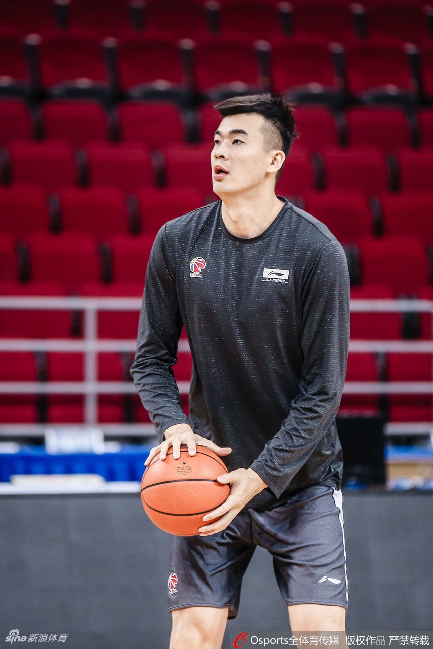 顾全在训练间隙擦拭汗水，眼神望向篮筐，似乎在思考着如何在今晚的比赛用精准的三分箭雨射落对手。