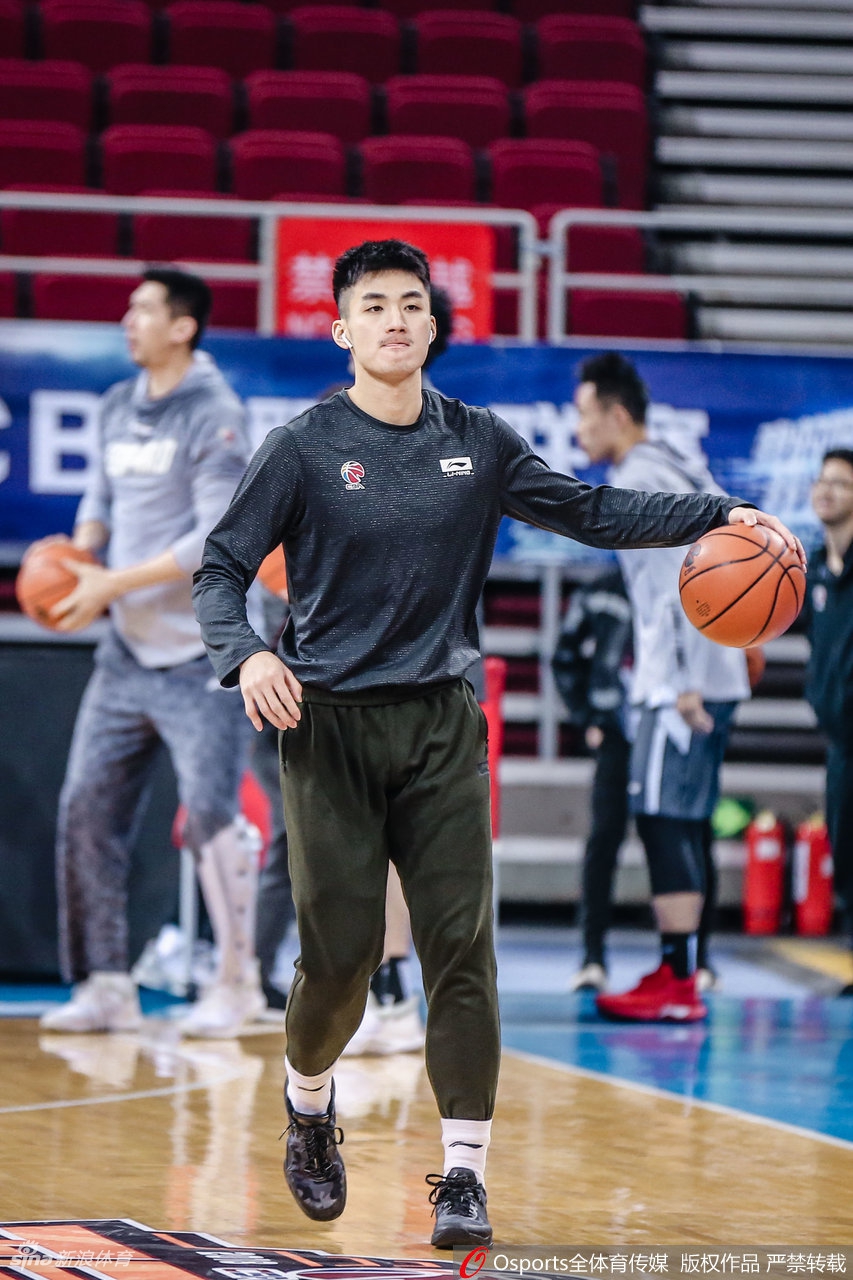 深圳队球员在训练中眼神坚毅，汗水浸透了球衣，每一次投篮出手都带着必胜的决心。