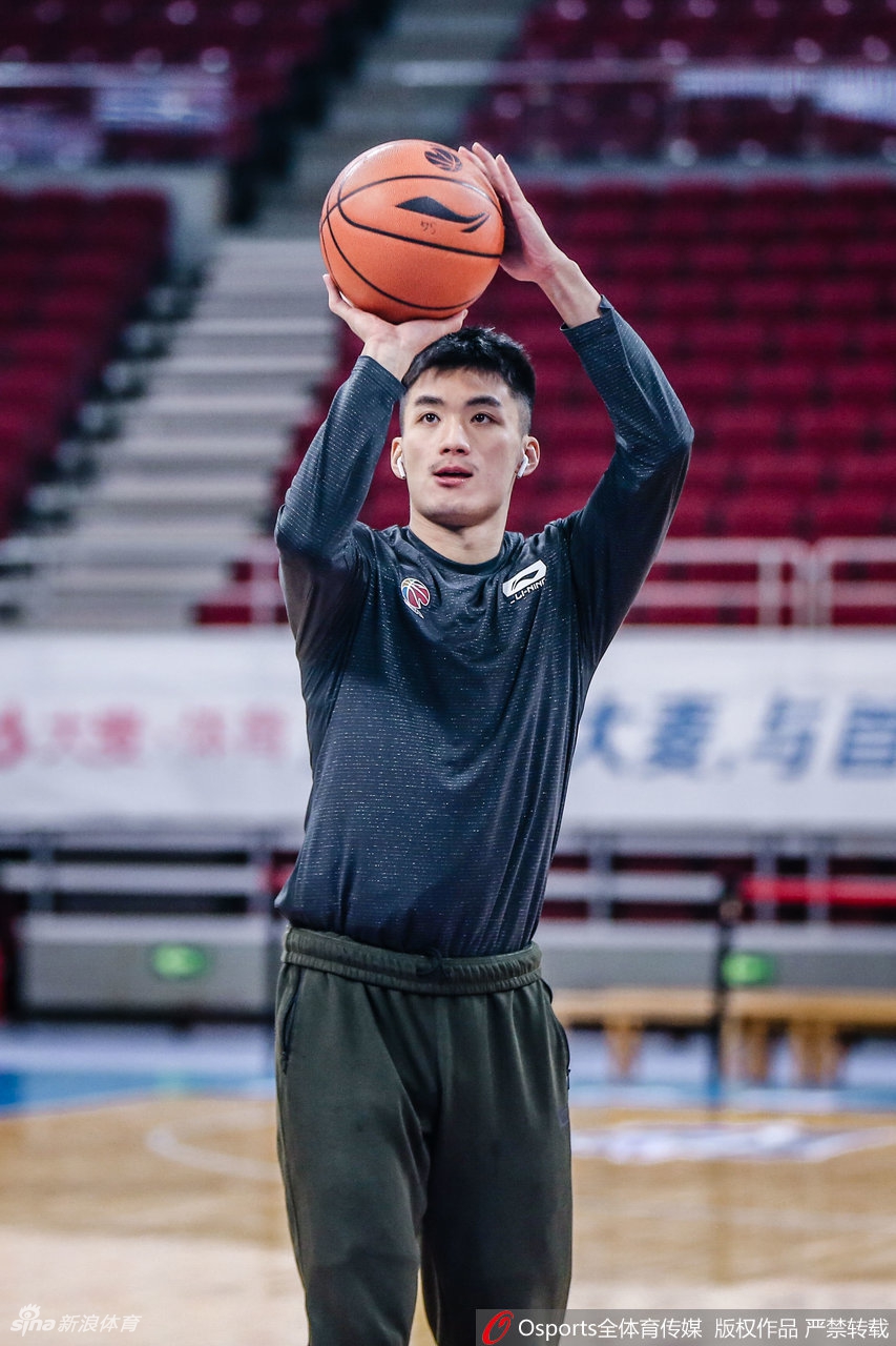 李慕豪在内线强打，肌肉的碰撞声中透露出他不甘落败的强硬，他要为球队撑起内线的蓝天。