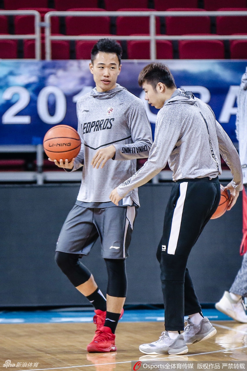 拜克斯在训练中持球突破，身形矫健如猎豹，誓要在今晚的比赛中撕开北京的防线。