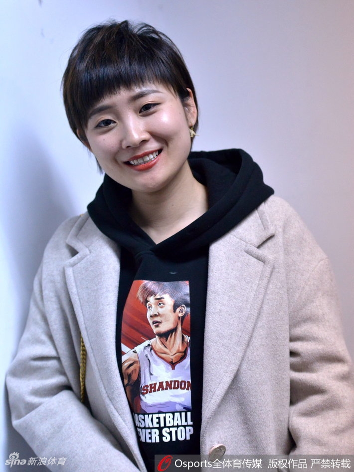 一位小朋友在家长的陪伴下，身穿一件背后印有巨大“丁彦雨航”印字的卫衣，在人声鼎沸的球馆通道中回头张望，传承着山东篮球的火种