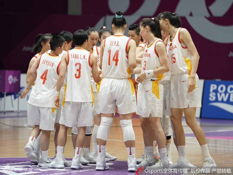 中国女篮年轻中锋韩旭高高跃起，单臂举起封盖蒙古球员的投篮，防守覆盖范围极大，令对手望而生畏。