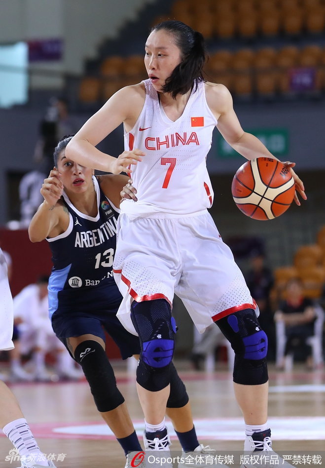 黄思静在人群中奋力拼抢篮板，高高跃起的姿态展现了女篮姑娘永不放弃的拼搏精神。