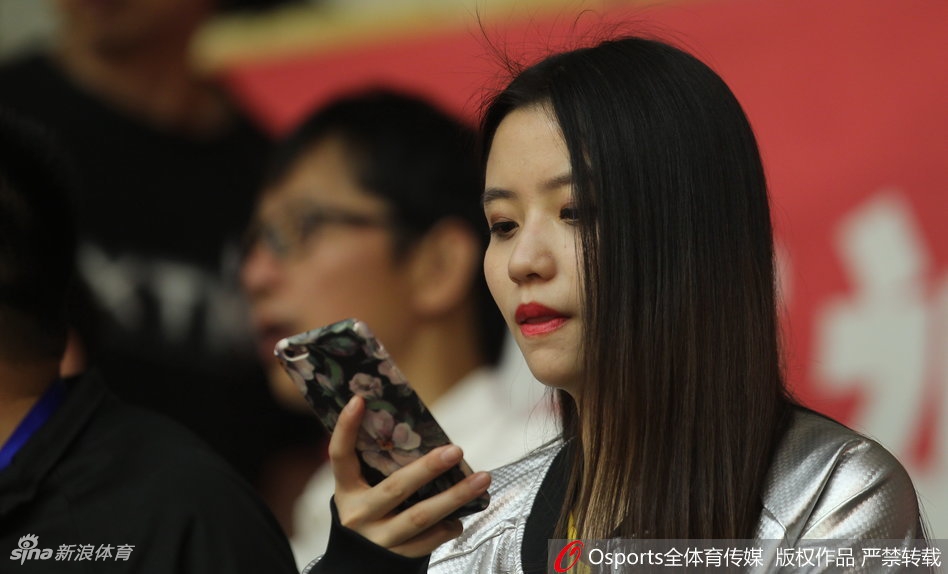 比赛结束后，广厦全队在场中央围成一圈庆祝胜利，看台上的美女球迷们纷纷起立鼓掌，久久不愿离去，用手机记录这一荣耀时刻