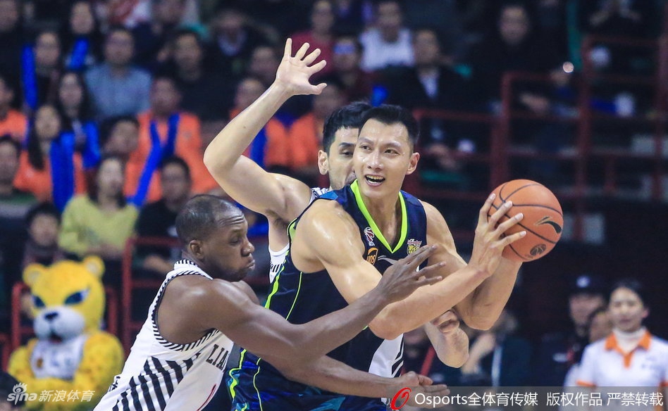 辽宁主帅郭士强在场边激情指挥，手势坚定，眼神专注，他的每一次战术调整都牵动着这场巅峰对决的胜负走向。