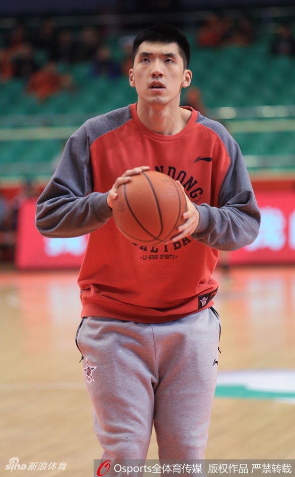 林志杰在热身中神态放松，这位经验丰富的老将正进行拉伸，他精准的三分球将是广厦队最致命的武器。