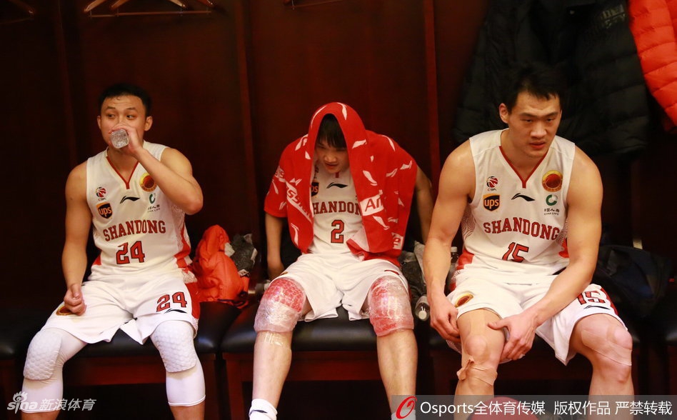 队员换好衣服后三五成群聊天，晋级后的喜悦挂在每个人脸上