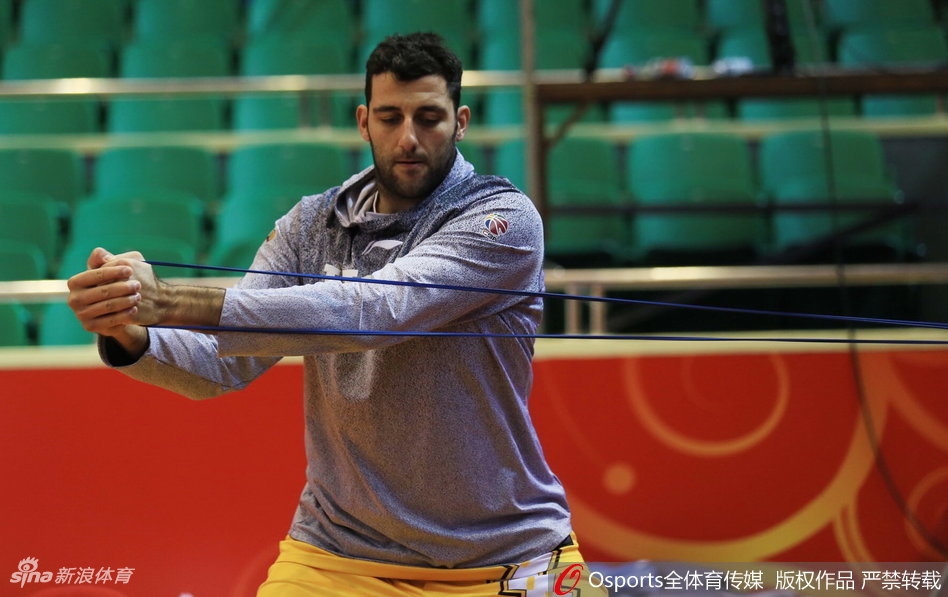 山东队外援莫泰尤纳斯正在进行力量拉伸，强壮的体魄让他成为内线的一道坚实屏障，也是山东队攻城拔寨的利器。