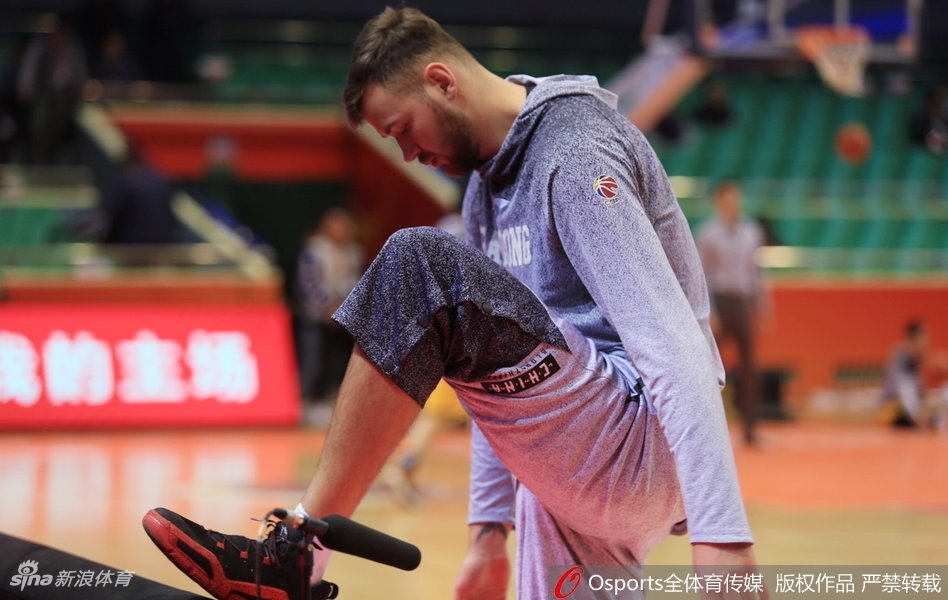 丁彦雨航目光如炬，在三分线外沉稳出手，赛前的每一次投篮都在为即将到来的鏖战校准准星。