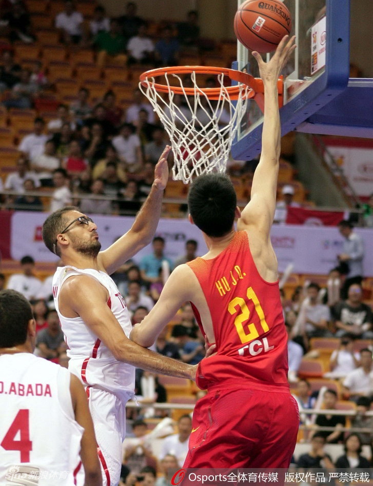 胡金秋在对方三人合围之下依然高举高打,眼神坚毅地完成投篮