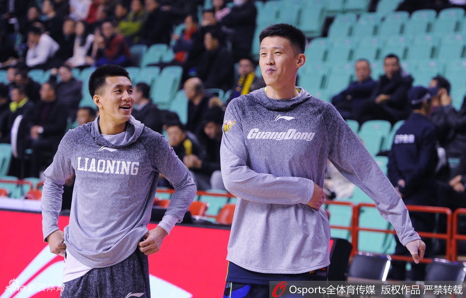 广东队绝对核心易建联在辽宁内线群中高高跃起，单臂擎天拼抢篮板，即使面对多人包夹，依旧展现出中国篮球领军人物的霸气与坚韧。