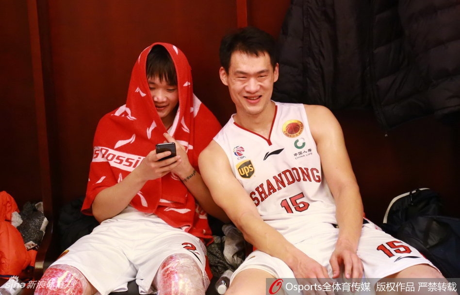 晋级之夜更衣室全景，地上散落着绷带和球衣，满是战斗痕迹