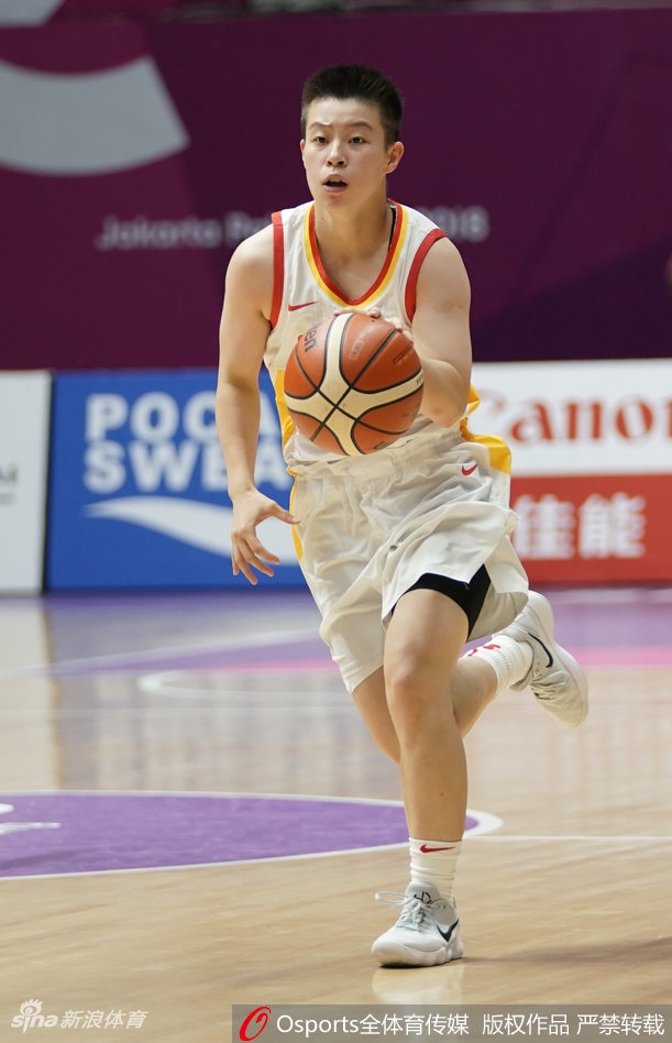 中国女篮队员王雪朦底角三分出手，篮球在空中划过一道完美弧线，径直飞向篮筐，外线火力同样不容小觑。