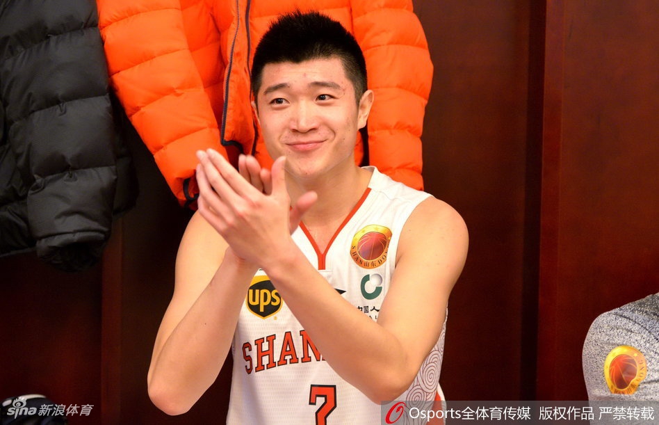 睢冉振臂高呼霸气侧漏，带领全队用吼声宣泄心中的激情