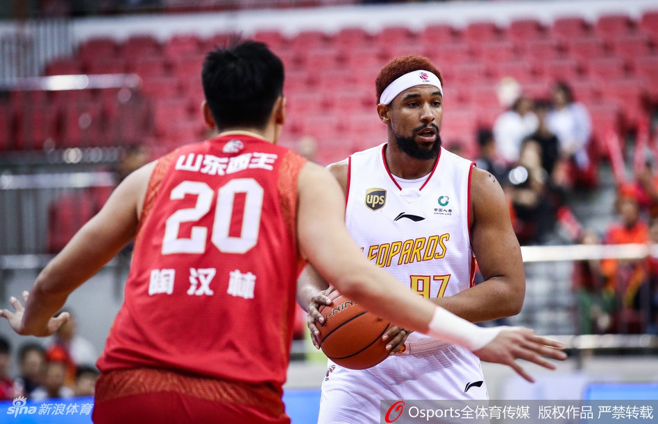 深圳内线李慕豪高高跃起,在空中舒展身体,以一记势大力沉的单手劈扣终结进攻,山东防守球员只能望球兴叹。