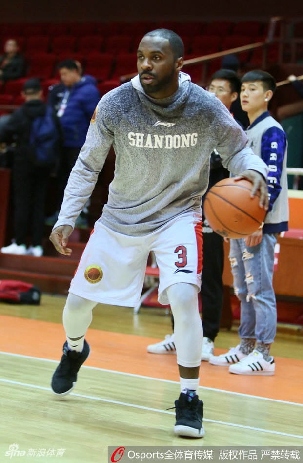 广厦核心福特森在热身中表情严肃，他正尝试着高难度的上篮，力求在客场找回属于自己的进攻节奏。