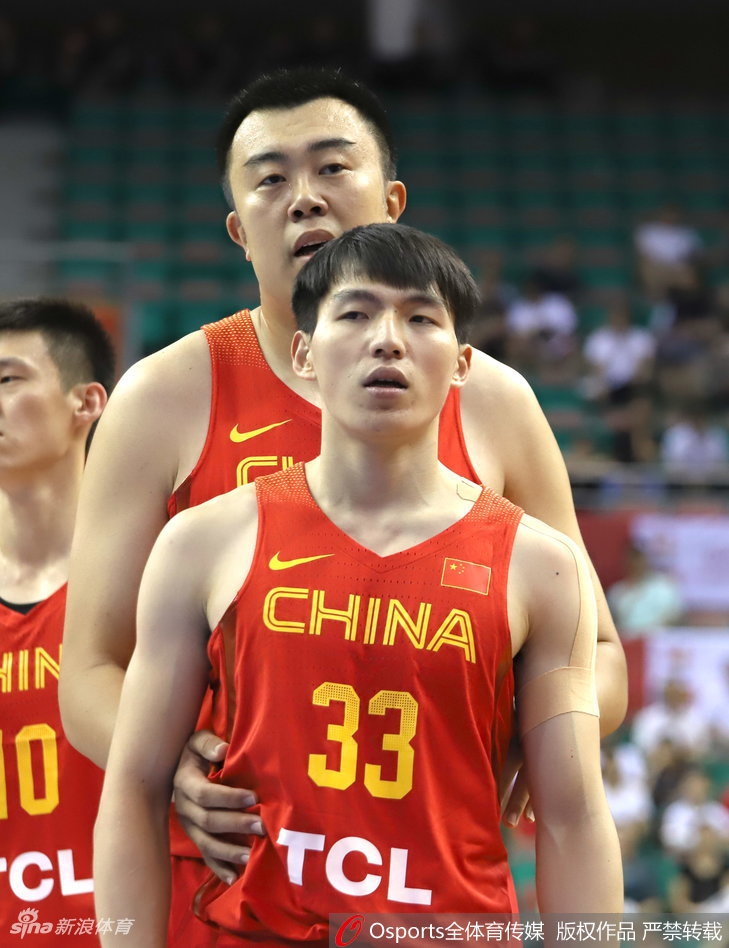 吴前借掩护后干拔三分,篮球在空中划出美妙弧线直奔篮筐