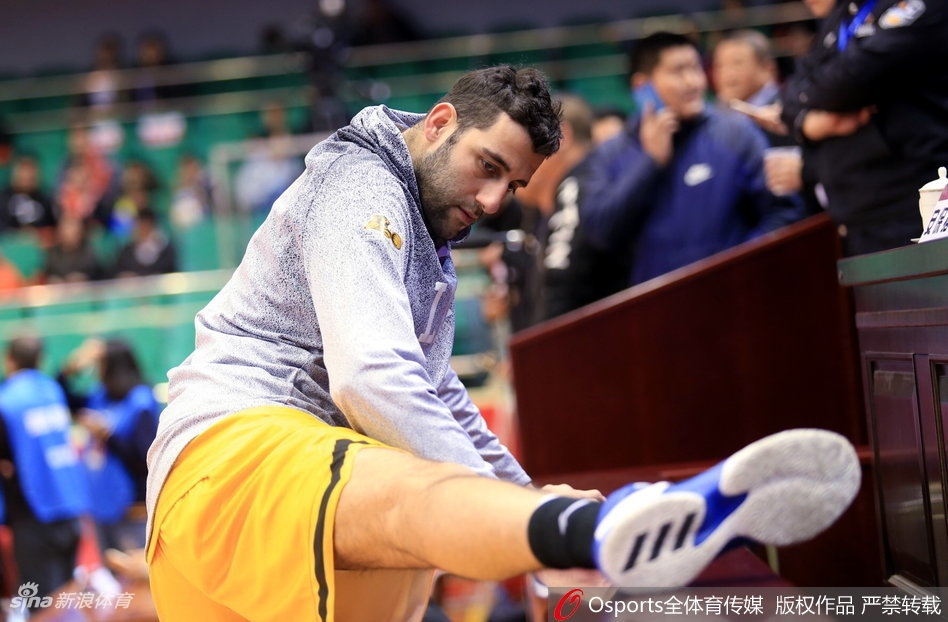 广厦队主教练李春江在赛前为弟子们布置最后战术，他的手势和表情，预示着今晚必将是一场全力以赴的硬仗。