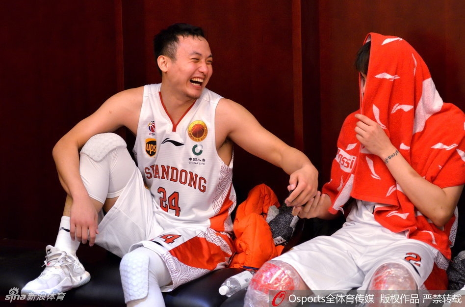 莫泰尤纳斯抱着篮球笑得像个孩子，一旁的队友也被感染