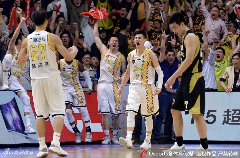 外援福特森紧握双拳仰天长啸，汗水浸透了他的球衣，身边的队友们纷纷冲向他，共同庆祝这场史诗级的胜利。