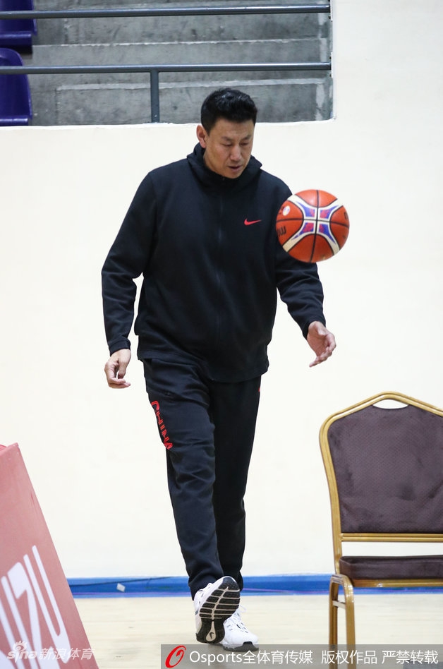 赛前训练中,方硕正组织队友进行战术跑位练习,他指挥若定,试图通过积极的传导球来撕开对手的防线,为即将到来的恶战做好充分准备。