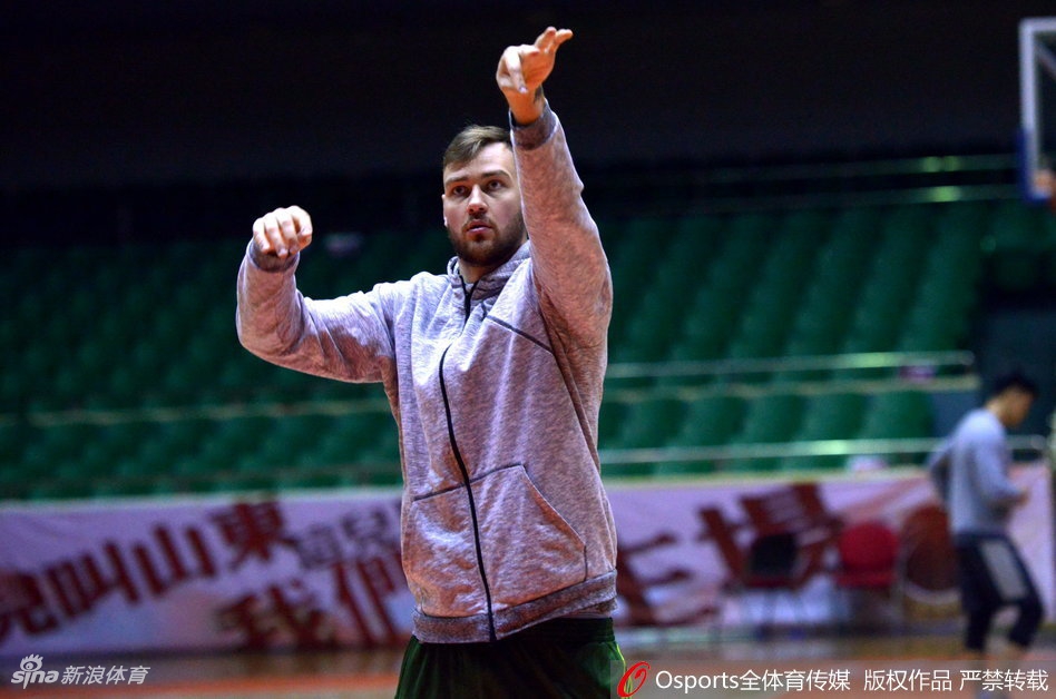 “丁外援”丁彦雨航在训练馆中挥汗如雨，他眼神坚毅，完成一次急停跳投后，篮球在空中划出优美的弧线，网花翻腾，仿佛预示着他在赛场上将无坚不摧。