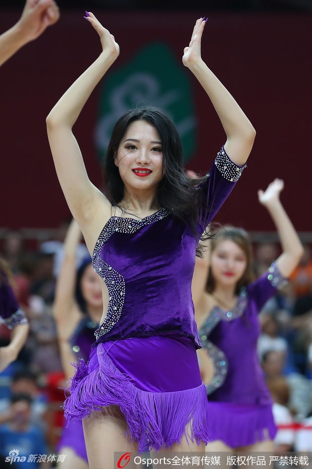 肯帝亚啦啦队核心队员在赛场中央自信领舞，洋溢着青春笑容