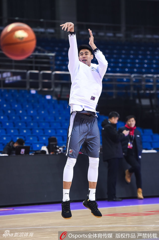 一位高大中锋在篮下卡位要球，他的背阔肌宽厚如山，防守者虽然奋力顶防，但在体型对比下显得有些无力。这是力量与力量的原始较量，是油漆区内的生存法则。